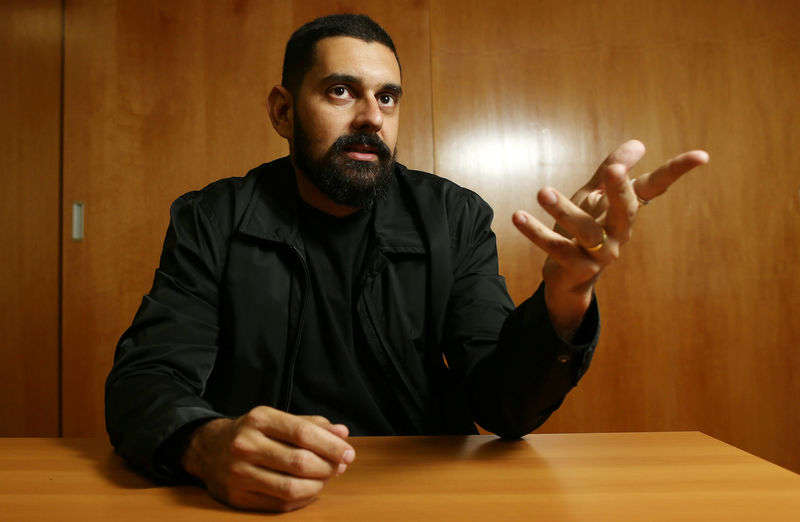 © Reuters. Brazilian health inspector and whistleblower of the investigation, dubbed "Operation Weak Flesh," Teixeira, gestures as he poses for picture in Brasilia