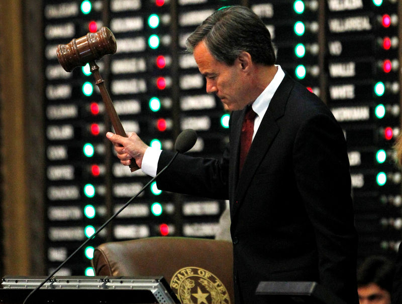 © Reuters. FILE PHOTO: Texas Speaker of the House of Representatives Joe Straus bangs his gavel signalling the passage of the HB2 bill in Austin, Texas