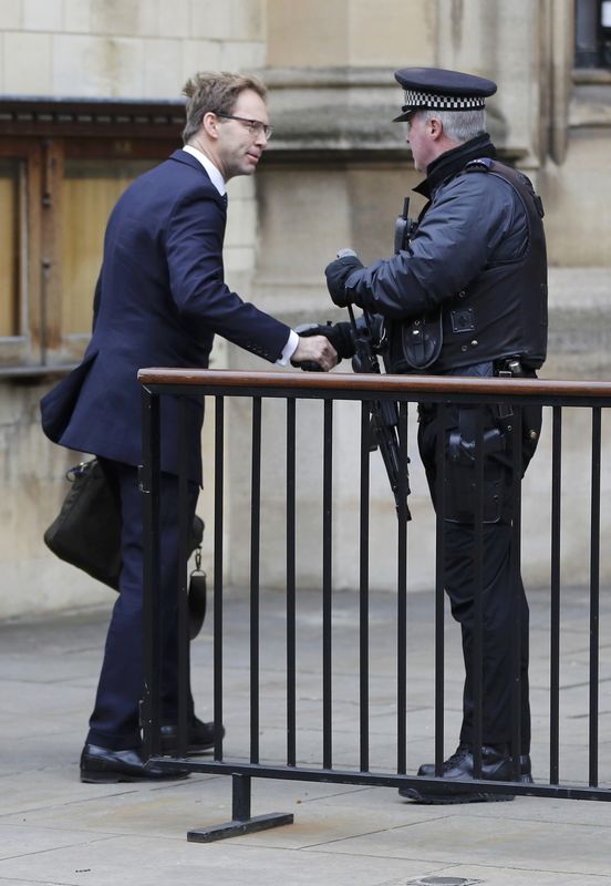 © Reuters. British Member of Parliament Tobias Ellwood shakes hands with an armed police officer as he arrives at the Houses of Parliament, following a recent attack in Westminster, London