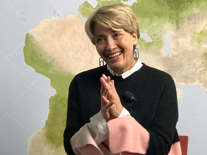 © Reuters. Emma Thompson sorri durante entrevista em Estocolmo, na Suécia