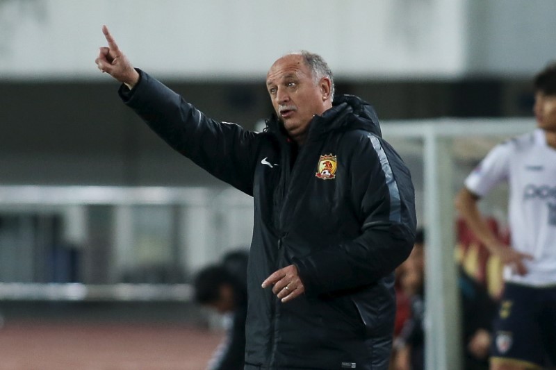 © Reuters. Head coach Luiz Felipe Scolari of Guangzhou Evergrande gestures during AFC Champions League Group H match in Guangzhou