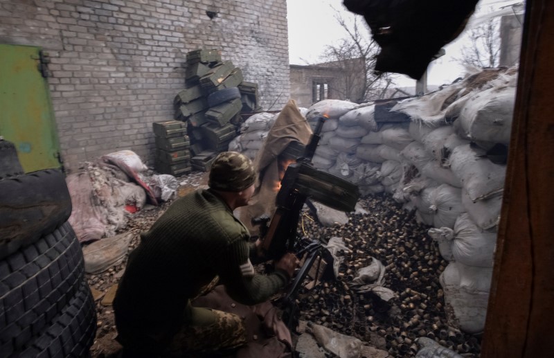 © Reuters. FILE PHOTO: Ukrainian serviceman fires grenade launcher at his position on front line at industrial zone of Avdiyivka