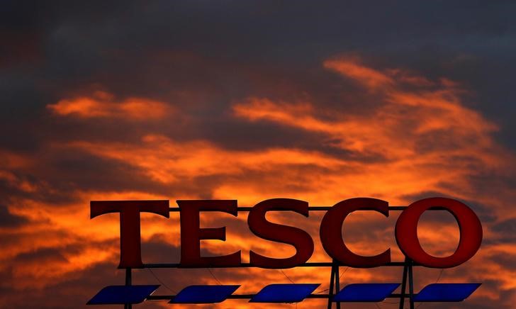 © Reuters. FILE PHOTO - A company logo is pictured outside a Tesco  supermarket in Altrincham northern England.