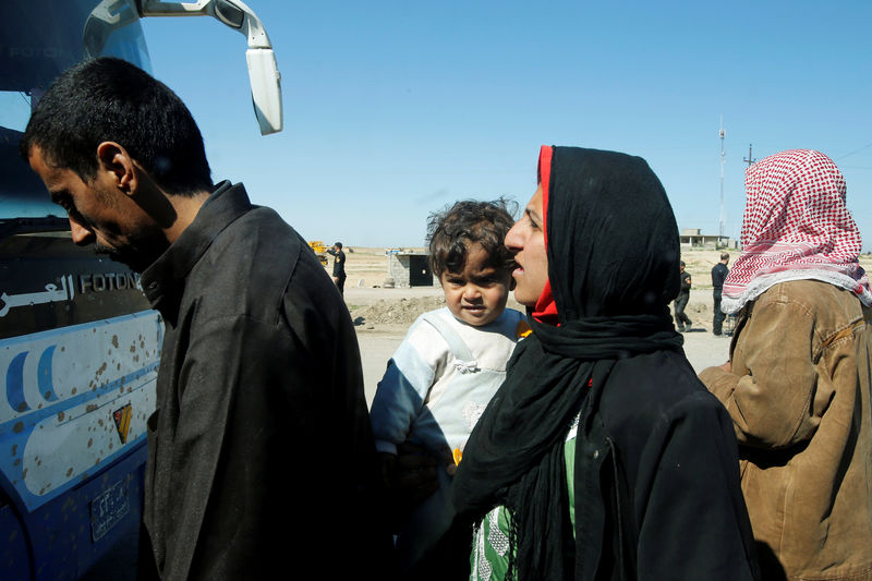 © Reuters. Fuerzas iraquíes se toman una pausa en Mosul ante preocupación por víctimas civiles