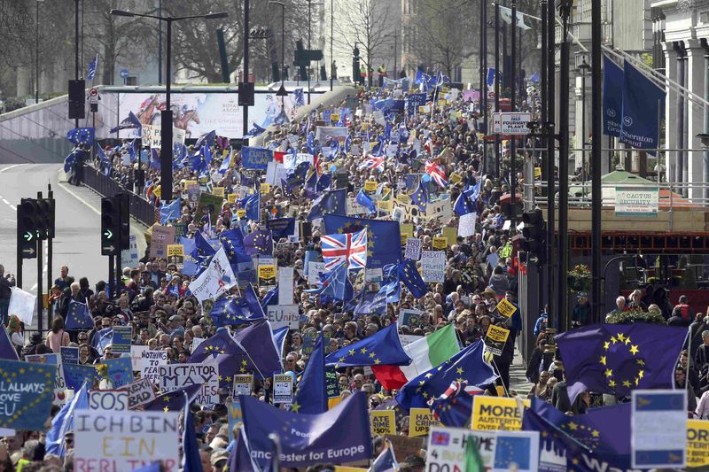 © Reuters. Miles de personas se manifiestan en Londres en contra del Brexit