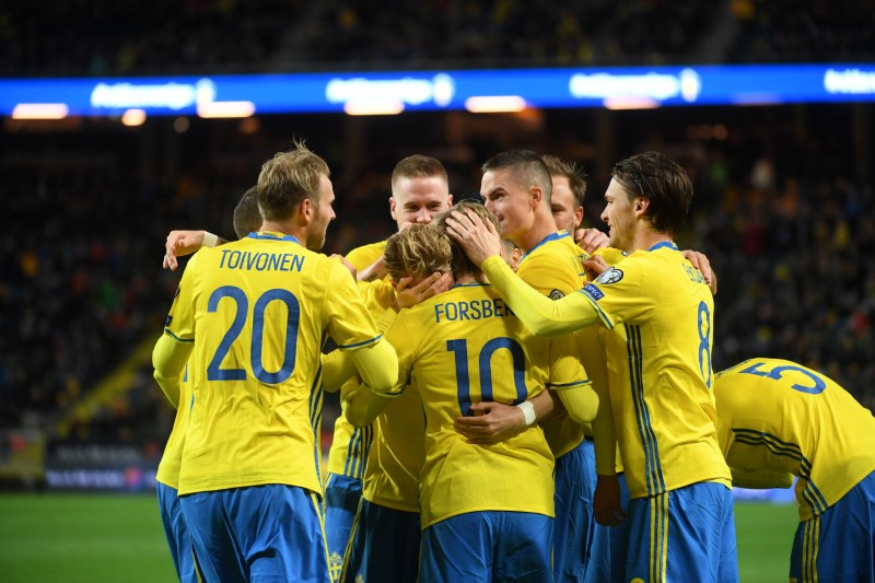 © Reuters. Emil Forsberg de Suecia celebra luego de anotar un gol ante Bielorrusia por las eliminatorias europeas al Mundial 2018
