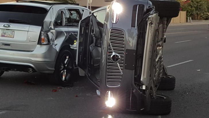 © Reuters. أوبر تعلق برنامجها للسيارات ذاتية القيادة بعد حادث في أريزونا