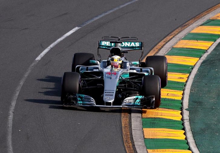 © Reuters. فيتل سائق فيراري يفوز بسباق جائزة استراليا الكبرى