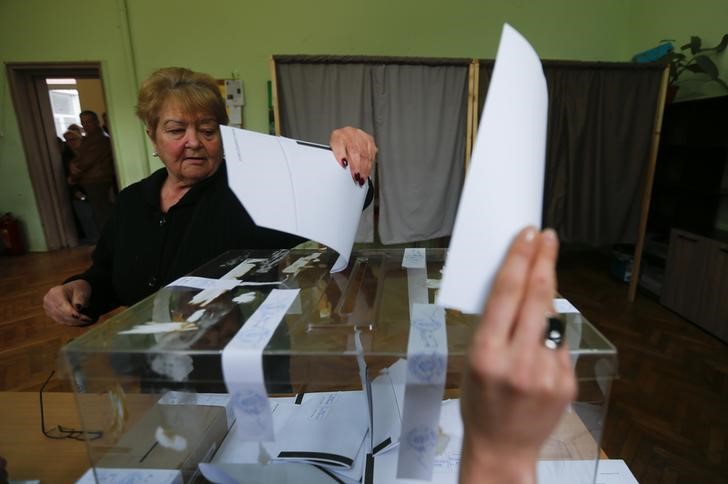 © Reuters. الناخبون في بلغاريا يصوتون في انتخابات عامة مبكرة