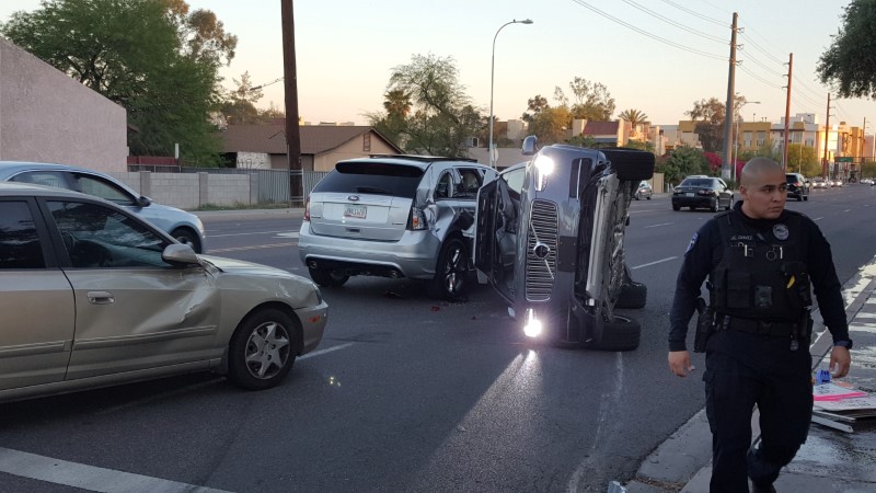 © Reuters. Uber suspende su programa de vehículos autónomos tras accidente en Arizona