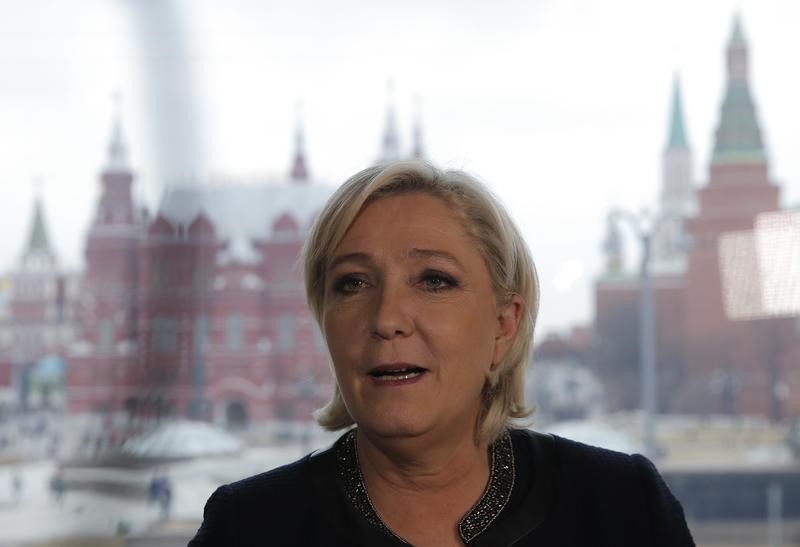 © Reuters. French far-right party leader Le Pen speaks with journalists at Hotel National in Moscow