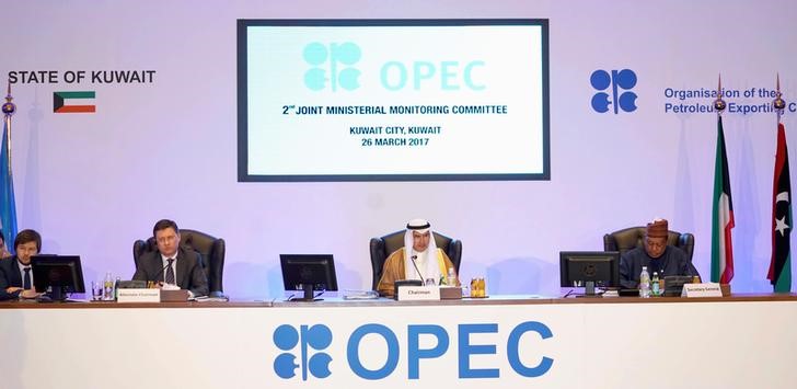 © Reuters. لجنة أوبك والمستقلين توصي بتمديد خفض إنتاج النفط 6 أشهر