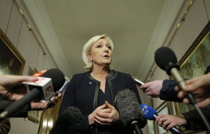 © Reuters. مرشحة الرئاسة الفرنسية لوبان: الخروج من اليورو لن يكون فوضويا