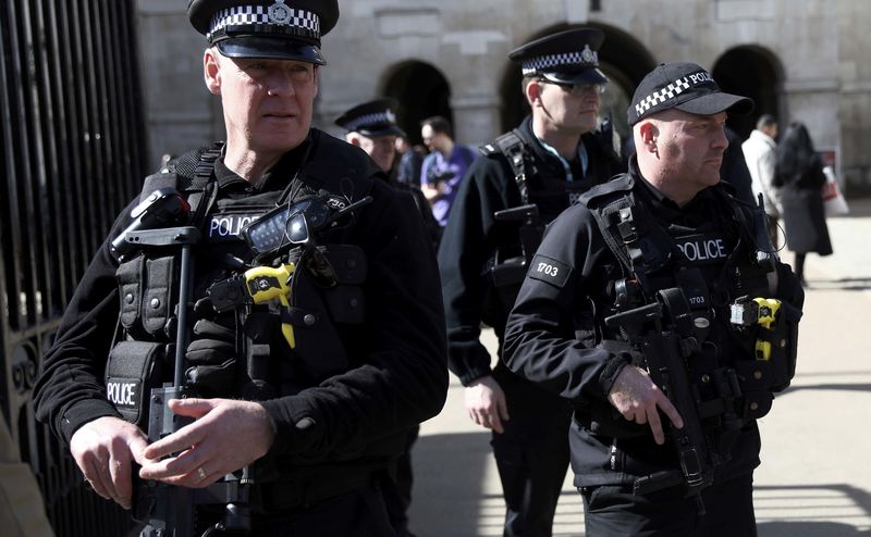 © Reuters. Armed police patrol the streets following the attack in Westminster earlier in the week, in central London