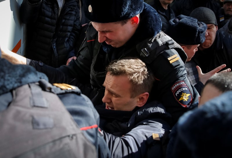 © Reuters. الشرطة الروسية تعتقل زعيما معارضا وعشرات المحتجين