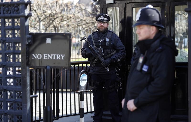 © Reuters. بريطانيا تراجع إجراءات الأمن في مقر البرلمان بعد هجوم لندن