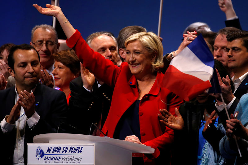 © Reuters. Marine Le Pen, French National Front (FN) political party leader and candidate for French 2017 presidential election, waves to supporters at the end of a political rally in Lille