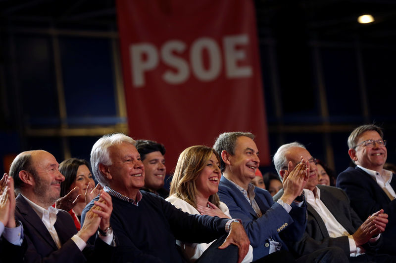 © Reuters. Díaz llega a la batalla por el poder en el PSOE escoltada por la vieja guardia