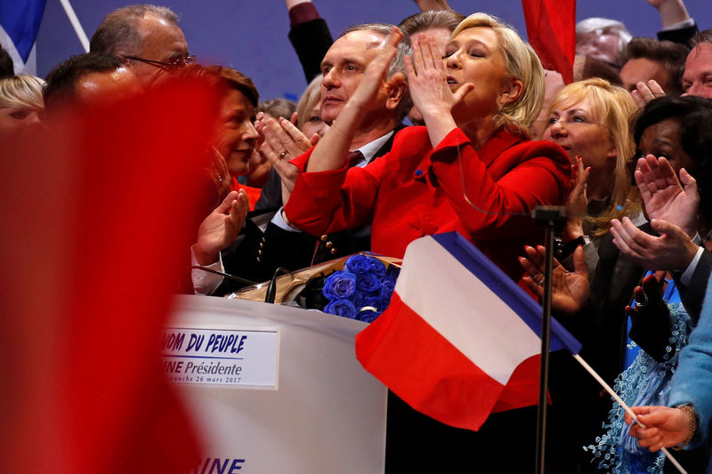 © Reuters. Marine Le Pen, French National Front (FN) political party leader and candidate for French 2017 presidential election, waves to supporters at the end of a political rally in Lille