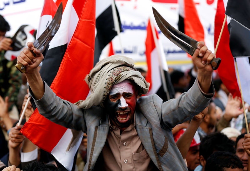 © Reuters. آلاف اليمنيين يحتشدون في صنعاء في ذكرى مرور عامين على الحرب