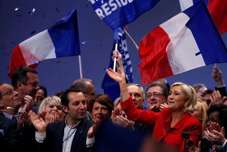 © Reuters. Marine Le Pen, la candidata presidencial para las elecciones del 2017 del Frente Nacional (FN) saluda a sus partidarios al finalizar un mitin político