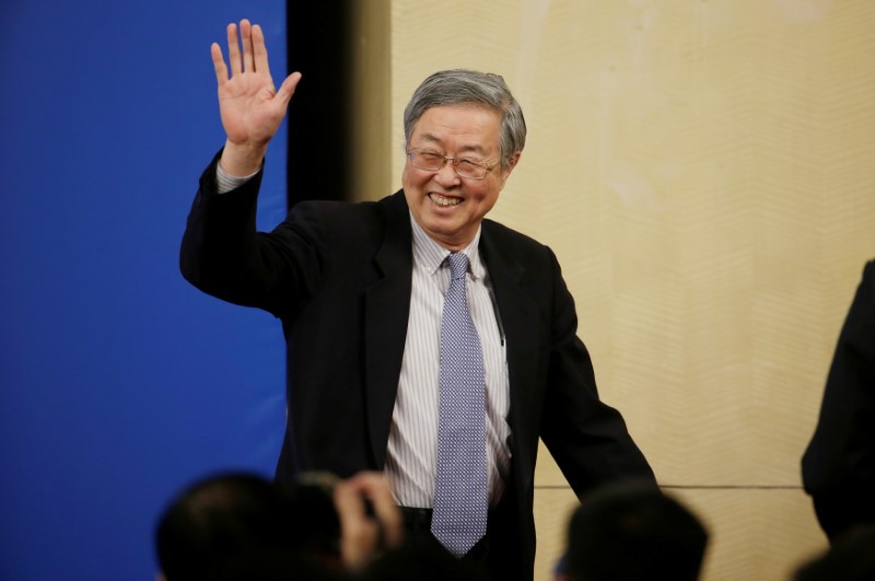 © Reuters. El gobernador del Banco Popular de China, Zhou Xiaochuan, deja una conferencia de prensa en Pekín