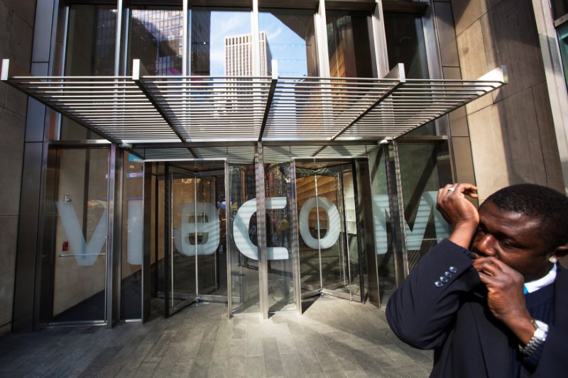 © Reuters. A security guard speaks into a microphone in his sleeve outside the Viacom Inc. headquarters in New York