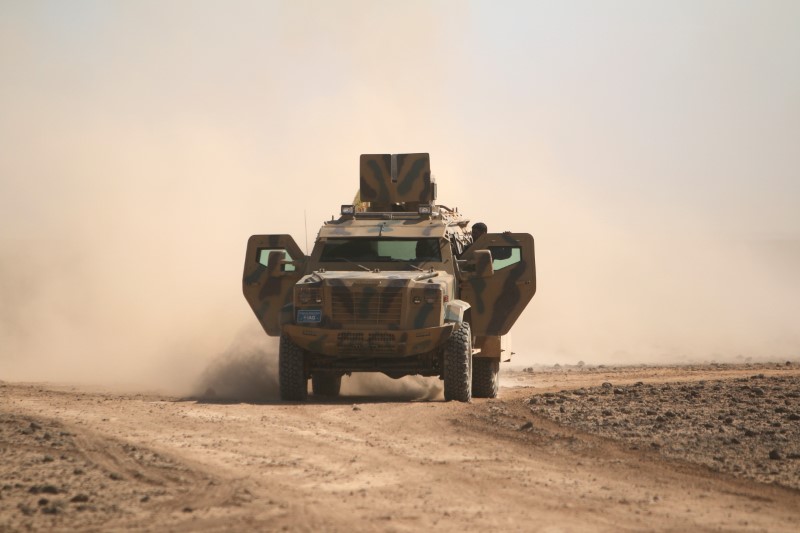 © Reuters. قوات تدعمها أمريكا تقول انتزعت السيطرة على مطار الطبقة العسكري من الدولة الإسلامية