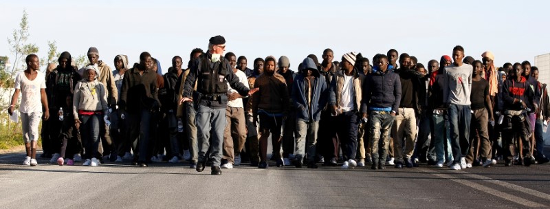 © Reuters. انتشال نحو 1200 مهاجر قبالة ليبيا أثناء إبحارهم إلى إيطاليا