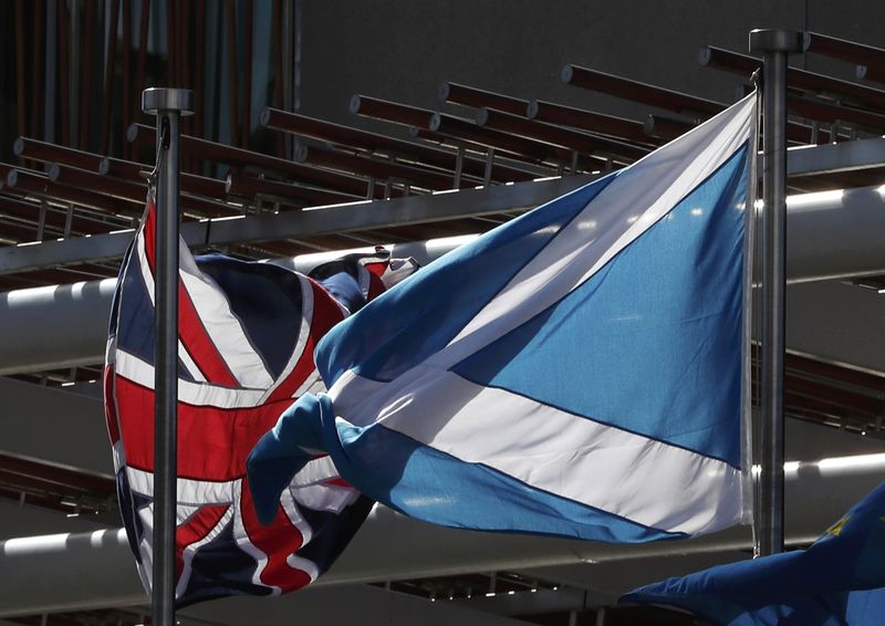 © Reuters. The Union flag and The Scottish Saltire fly at the Scottish Parliament ahead of a referendum debate in Edinburgh Scotland