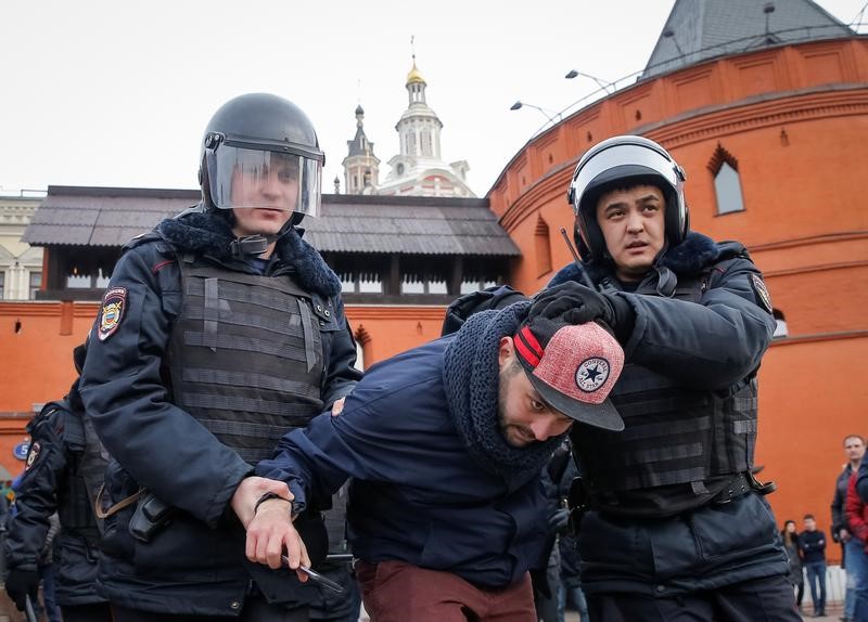 © Reuters. واشنطن تندد باعتقال مئات المحتجين في روسيا