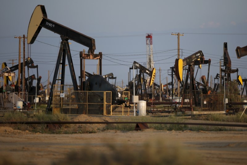 © Reuters. Pump jacks are seen in the Lost Hills Oil Field, California