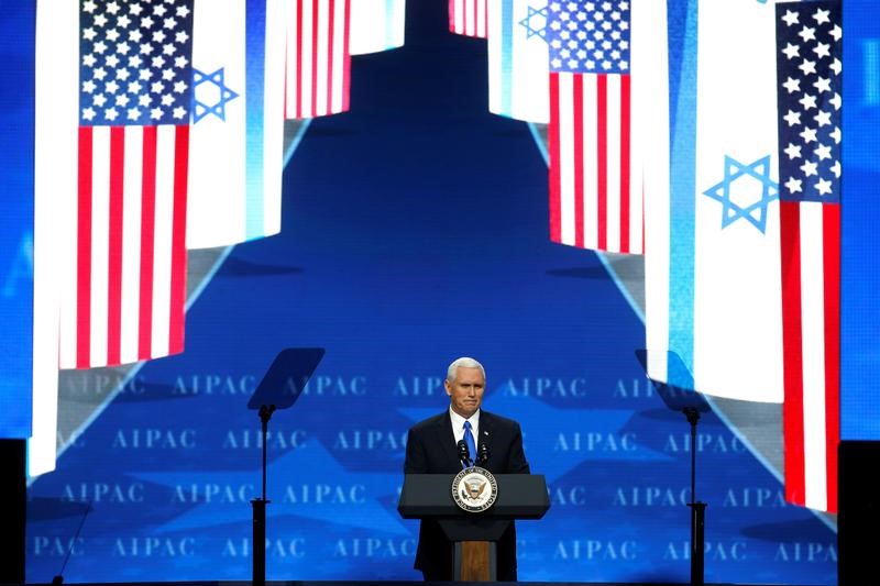 © Reuters. نائب الرئيس الأمريكي: ترامب يدرس بجدية قضية نقل السفارة إلى القدس