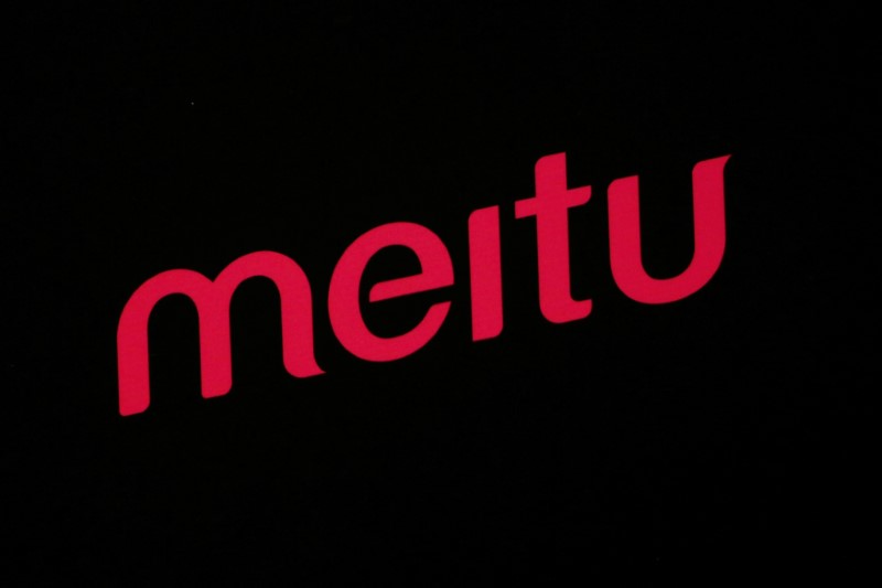 © Reuters. A logo of Meitu is displayed at a news conference in Hong Kong