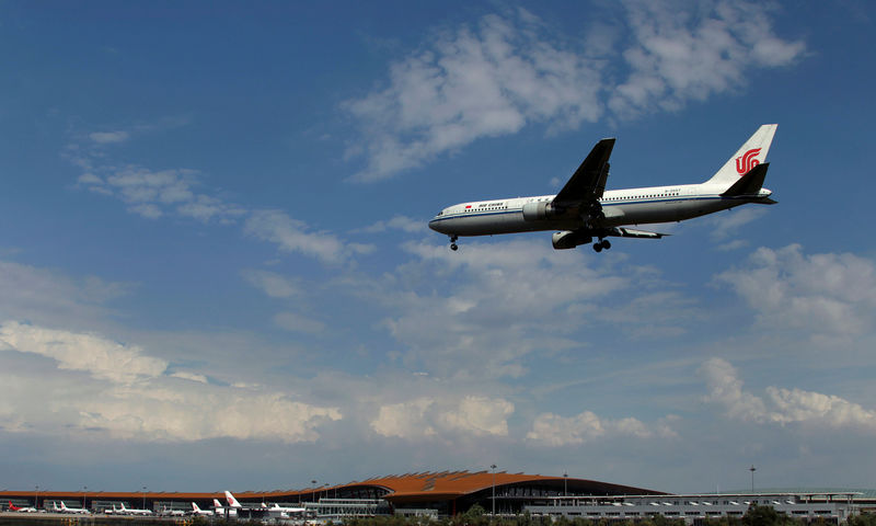 © Reuters. FILE PHOTO: A China Southern Airlines plane lands at the Beijing Capital International Airport