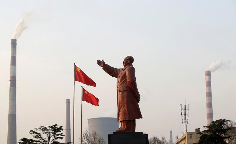 © Reuters. A statue of former Chinese leader Mao Zedong is seen in front of smoking chimneys at Wuhan Iron And Steel Corp in Wuhan
