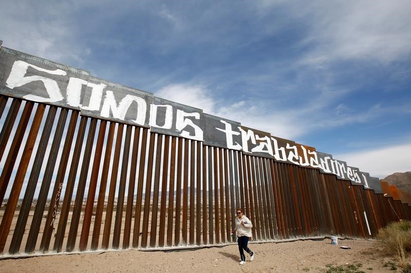 © Reuters. Mexicanos que colaboren el muro de Trump deben ser considerados traidores, dice la Iglesia