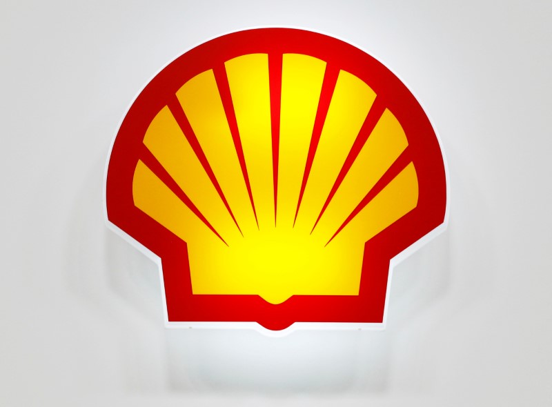 © Reuters. FILE PHOTO: The Shell logo is seen at the 20th Middle East Oil & Gas Show and Conference (MOES 2017) in Manama