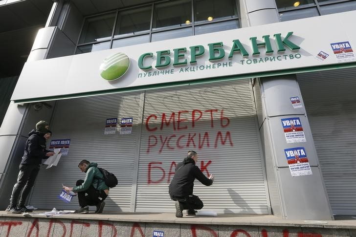 © Reuters. Отделение Сбербанка в Киеве