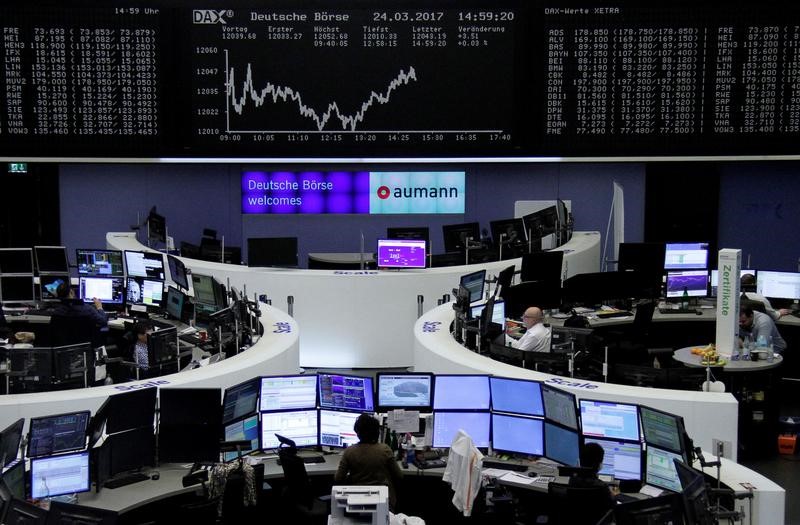 © Reuters. Bolsas europeas caen arrastradas por minería y banca tras revés de Trump