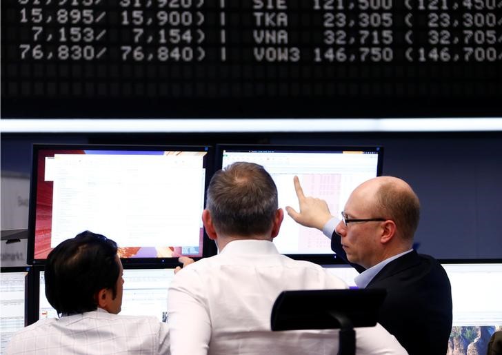 © Reuters. Трейдеры за работой в помещении фондовой биржи во Франкфурте-на-Майне
