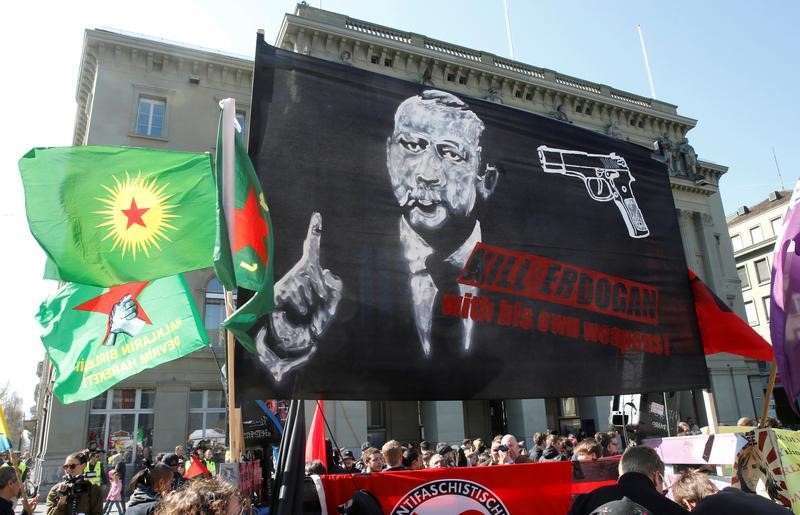 © Reuters. سويسرا تحقق في لافتة دعت في احتجاج لقتل إردوغان