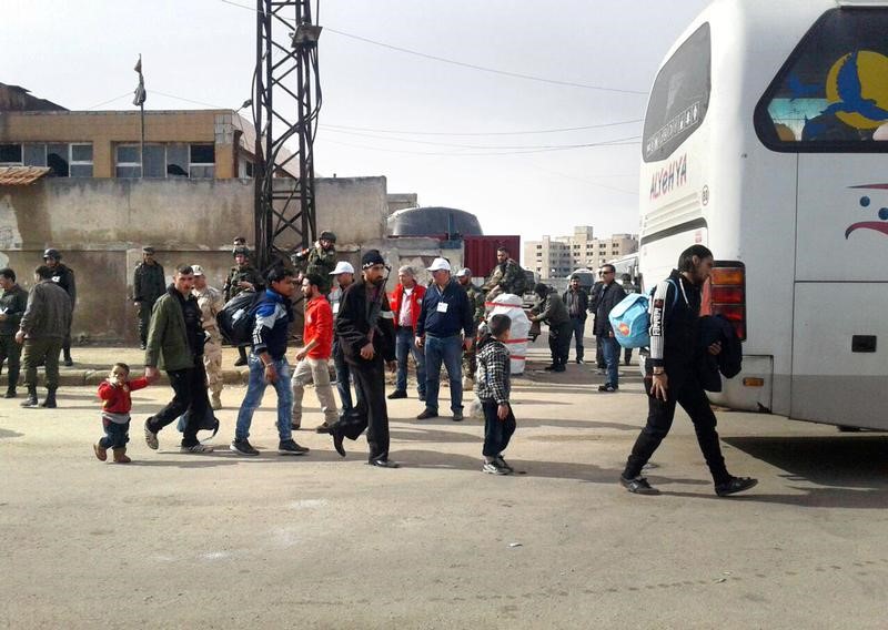 © Reuters. المرصد السوري: مقاتلون يستأنفون انسحابهم من آخر معقل لهم في حمص