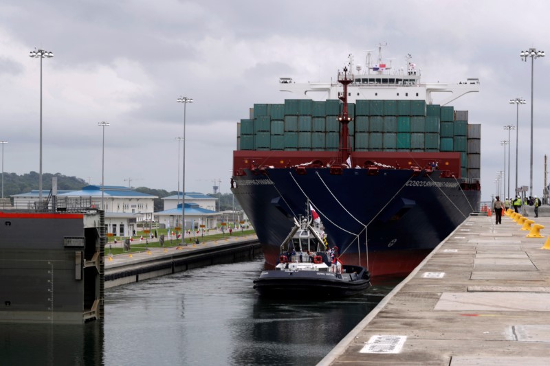 © Reuters. A floating gate is opening to the Chinese COSCO container vessel named Andronikos navigating through the Agua Clara locks during the first ceremonial pass through the newly expanded Panama Canal in Agua Clara