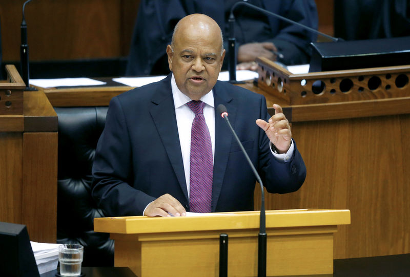 © Reuters. FILE PHOTO: Finance Minister Pravin Gordhan delivers his 2017 Budget Speech to Parliament in Cape Town