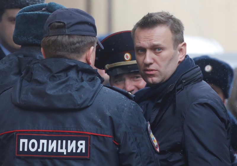 © Reuters. Сотрудники милиции сопровождают оппозиционера Алексея Навального у здания суда в Москве
