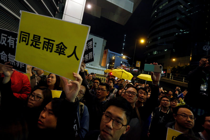 © Reuters. Pro-democracy protesters demonstrate outside the police headquarters in Hong Kong