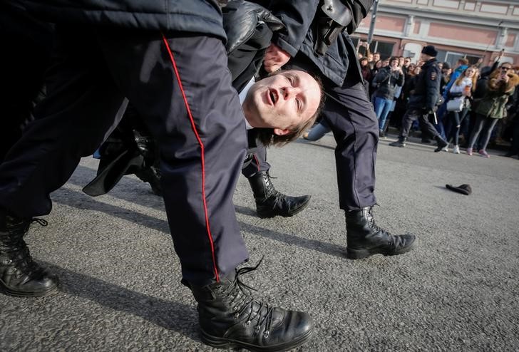 © Reuters. Manifestante de oposição é preso durante protesto em Moscou