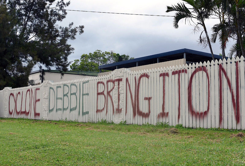 © Reuters. Frase pintada em cerca de uma casa em Bowen, na Austrália, sobre a chegada do ciclone Debbie