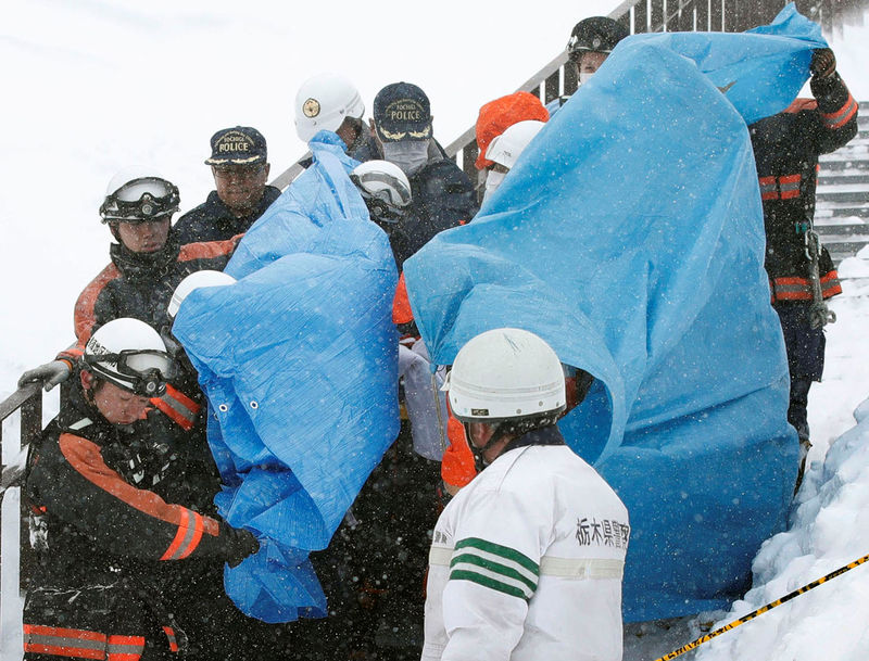 © Reuters. Equipes de resgate retiram vítimas após avalanche em Nasu, no Japão